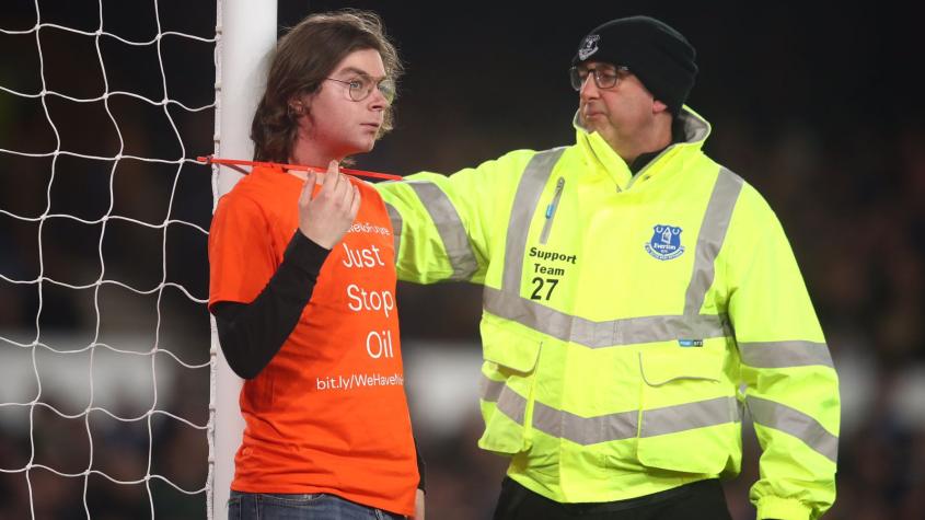 Ambientalista protestó en medio del duelo entre Everton y Newcastle.