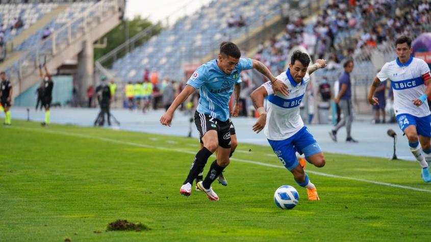 Universidad católica, Fernando Zampedri disputa balón en el duelo frente a Ohiggins