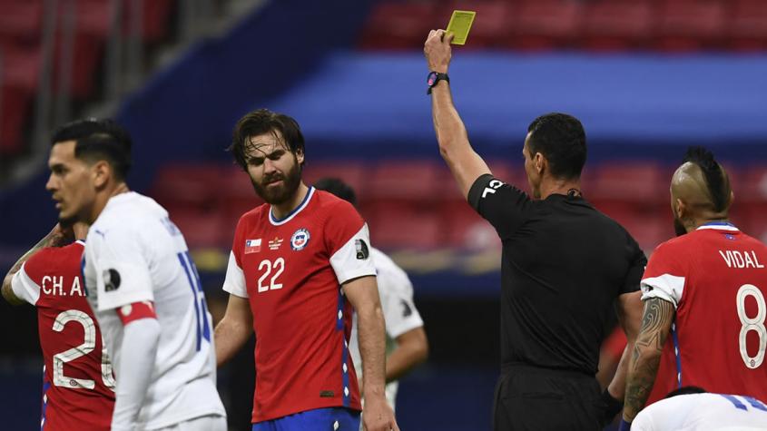 Ojo con las tarjetas: Los 10 de la Roja que están colgando de quedar fuera ante Uruguay