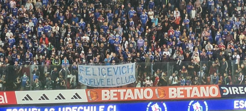 Los duros lienzos de los hinchas de la U contra Felicevich y Aubert