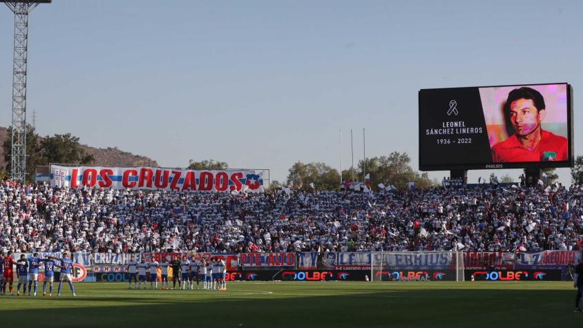Informe arbitral es lapidario contra la UC por los cánticos en minuto de silencio de Leonel Sánchez