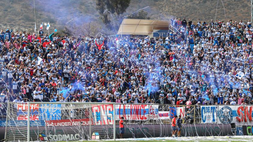 Cruzados aplica hasta 8 años de castigo a hinchas tras los incidentes del domingo ante Colo Colo