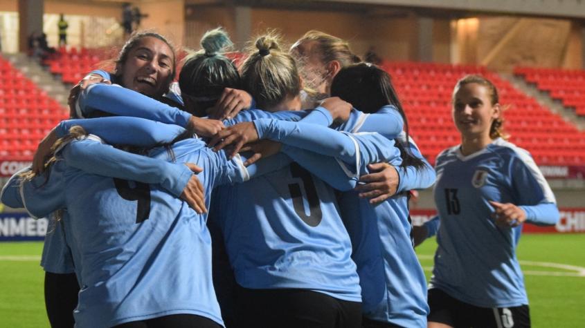 Las seleccionadas uruguayas celebrando uno de los 13 goles que le anotaron a Bolivia