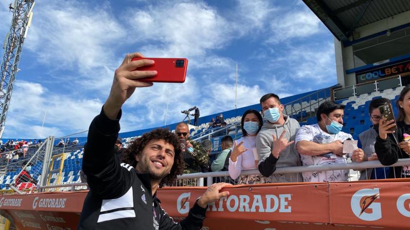 Con hinchas de Colo Colo infiltrados: Maxi Falcón se lució tomándose selfies en San Carlos de Apoquindo