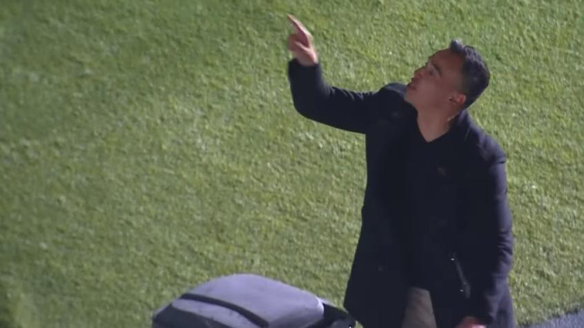 Se descontroló el DT: Claudio Rojas insultó y realizó gestos obscenos a los hinchas de Fernández Vial