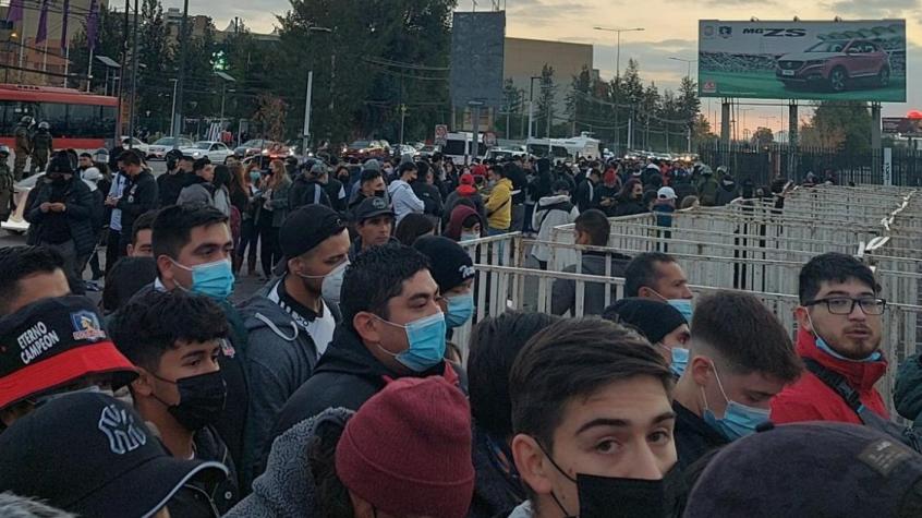 Filas afuera del Monumental para Colo Colo vs River Plate.