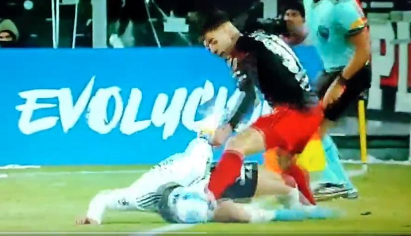 Notable: Gabriel Suazo despejó una pelota con la cabeza en el piso