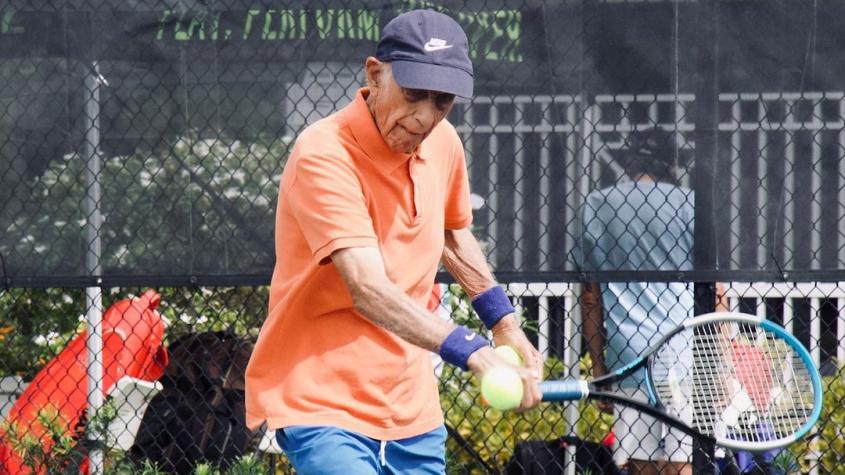 ¡Con 97 años!: El tenista chileno Tito Zerene debutó con un triunfo en el Mundial Senior de Tenis