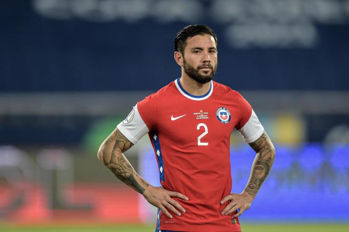 Aseguran que Eugenio Mena se sumó a la Roja para suplir la baja de Gabriel Suazo