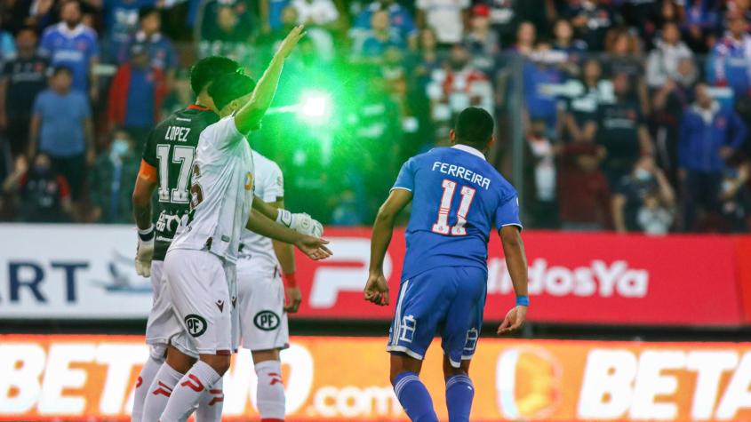 Invasión, láser y bombas de estruendo: El duro informe arbitral contra la hinchada de la U