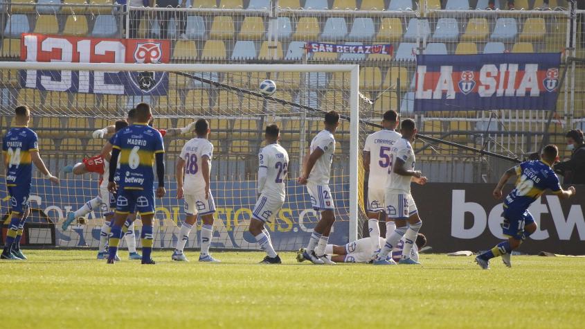 La U pierde ante Everton en un partido que tuvo al VAR como protagonista