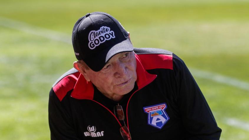 El reclamo de Clavito Godoy: "Paredes debió retirarse en Colo Colo a estadio lleno"