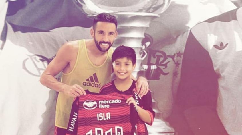 Mauricio Isla tuvo un lindo gesto con niño hincha de Flamengo impactado por una bengala ante la UC