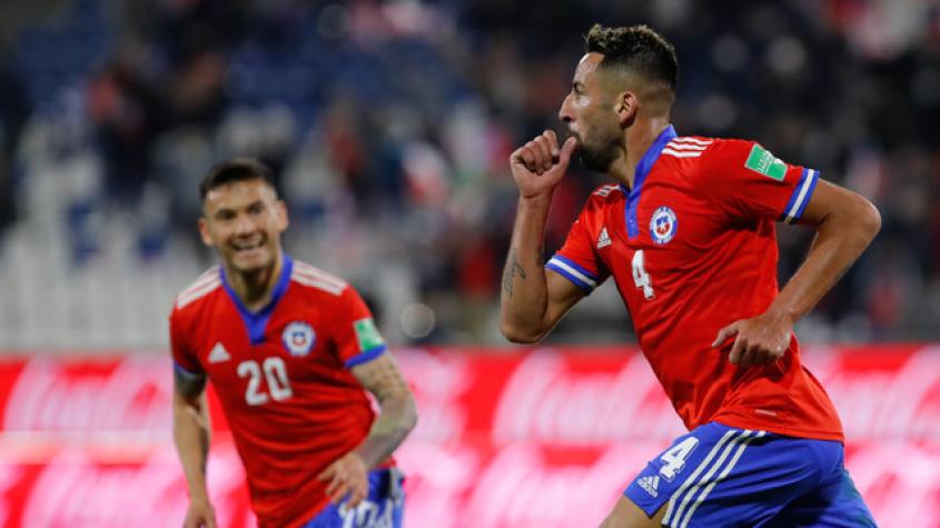 La UC negocia con Mauricio Isla y Holan le abre la puerta: "Estaría feliz de tenerlo"