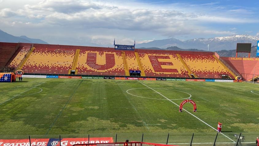 "Peor que una de barrio": Hinchas de la U están furiosos por es estado de la cancha del Santa Laura