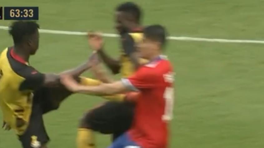 ¡Roja directa! La brutal patada que recibió Pablo Galdames en el duelo ante Ghana
