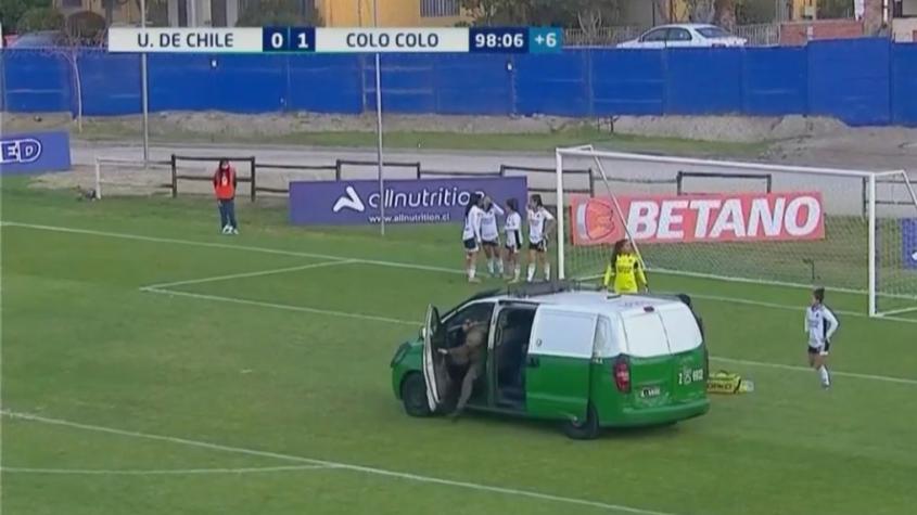 No hay ni ambulancia en el fútbol femenino: patrulla de Carabineros tuvo que auxiliar a Javiera Grez en el Superclásico