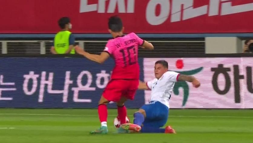La falta que significó la expulsión de Alex Ibacache en su debut con la Roja