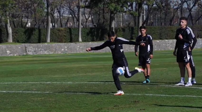 Quiere recuperar terreno con Gustavo Quinteros: Joan Cruz se lució con dos impresionantes golazos en el entrenamiento de Colo Colo