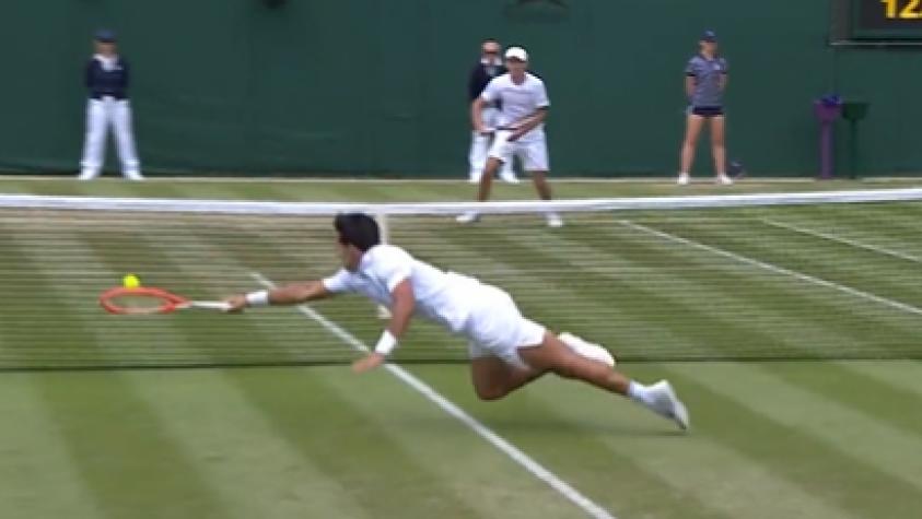 VIDEO | El increíble punto que ganó Garín desde el piso para comenzar la remontada en Wimbledon