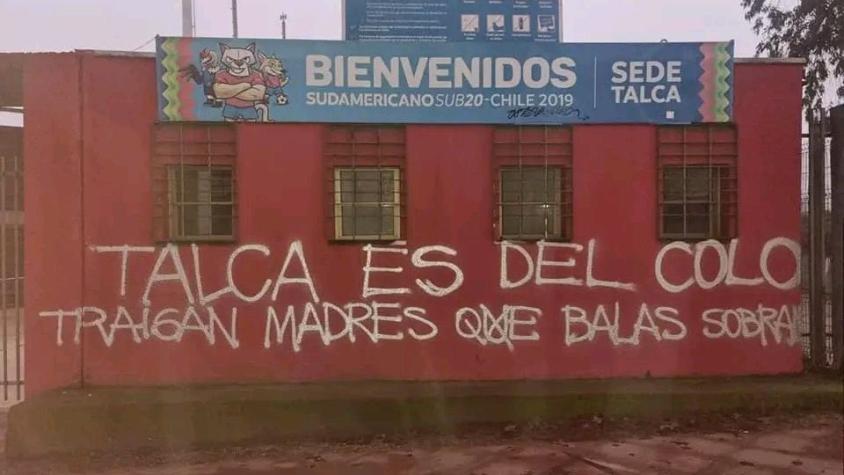 "Balas sobran": Estadio Fiscal de Talca fue rayado con amenazantes consignas contra el Superclásico