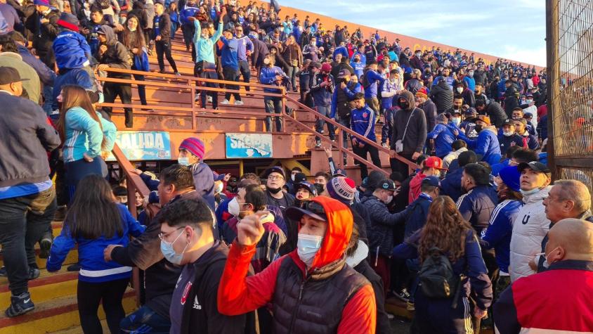 ¡Avalancha en Santa Laura! Hinchas de la U ingresaron a la fuerza en el duelo ante La Calera