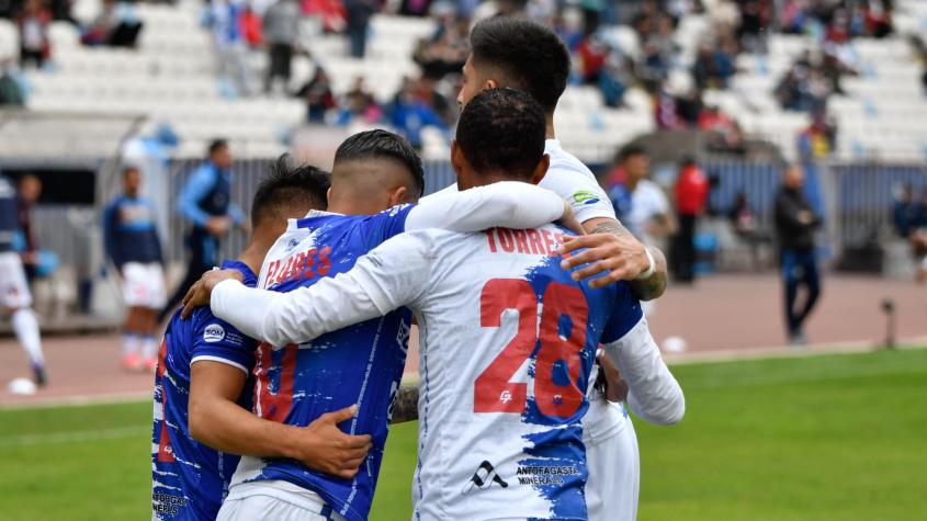 Deportes Antofagasta recibe generosa donación de zapatos de fútbol para enfrentar a Colo Colo