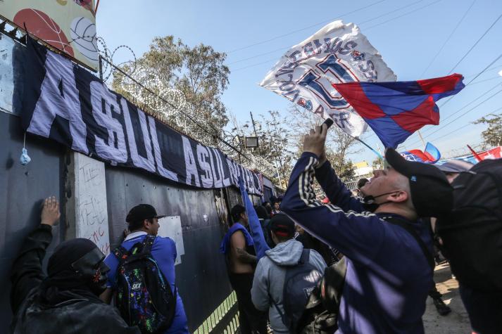 ¿Metiendo presión?: Barristas de la U esperaron al plantel en el CDA tras derrota ante Curicó Unido