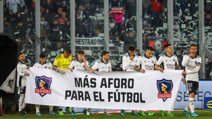 Jugadores de Colo Colo mostraron lienzo exigiendo más aforo para el fútbol chileno