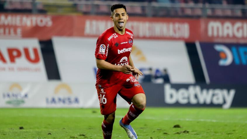 Interesa en Inglaterra y Bélgica: Alexander Aravena podría abandonar Ñublense para continuar su carrera en el fútbol europeo