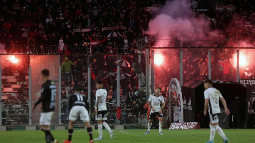 ¡Colo Colo arriesga jugar sin público! Árbitro informó uso de bengalas ante Palestino