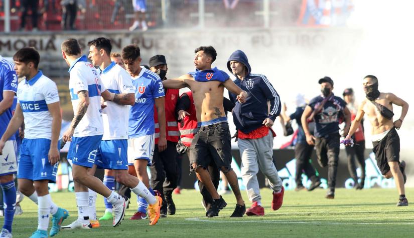 Hinchas de la U invadieron la cancha 