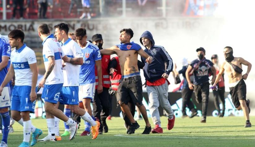 La U confirma amenazas a sus jugadores y a los de la UC en invasión de hinchas y anuncia sanciones: "Nada lo justifica"