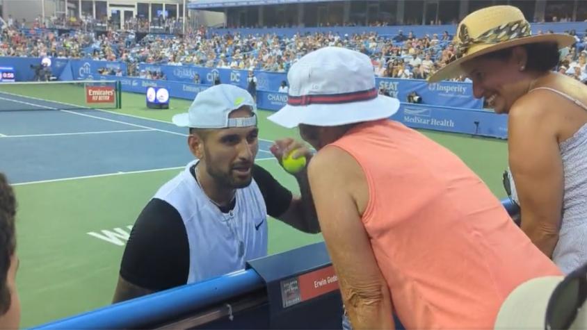 Nuevo show de Kyrgios: le preguntó a una señora del público dónde sacar el match point y ganó el partido