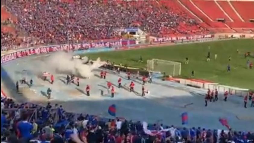 Escándalo en Ñuñoa: hinchas de la U invadieron la cancha del Estadio Nacional tras caer ante la UC