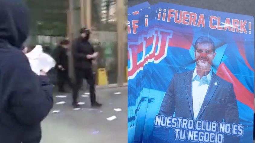 "¡Fuera Clark": Hinchas de la U llegaron hasta las oficinas de Sartor para manifestarse contra Azul Azul