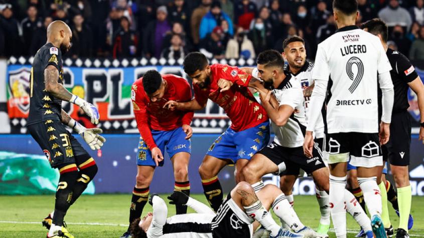 Bengalas, fuegos de artificio y extintores: Arbitro denuncia el comportamiento de la barra de Colo Colo ante Unión Española