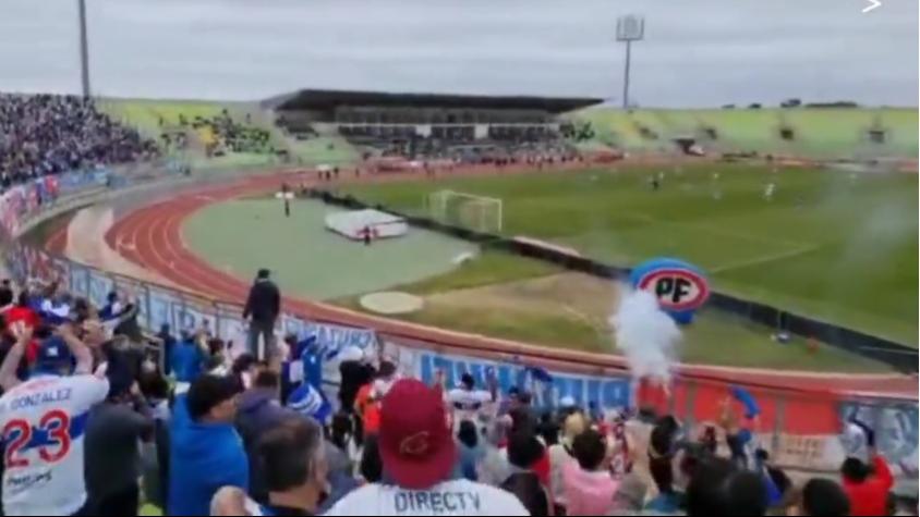 VIDEO | El momento exacto en que los hinchas de Universidad Católica le lanzan artificio a Martín Parra