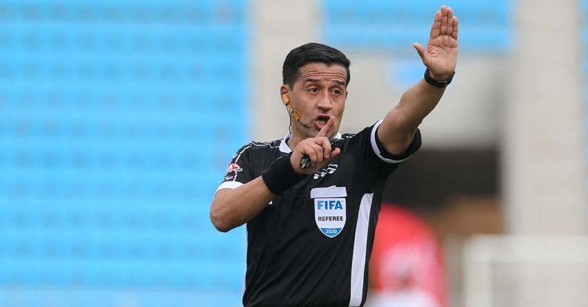 Felipe González: El ex futbolista de la UC que arbitrará la revancha del clásico universitario por Copa Chile