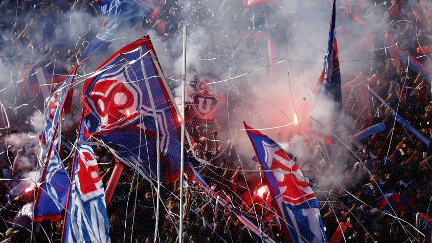 "Hinchas en las rejas y fuegos artificiales": así fue el informe arbitral de Nicolás Gamboa después del Clásico Universitario