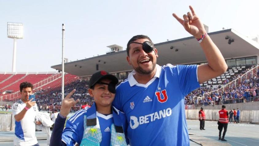 Aníbal Ortiz junto a su padre en el partido de la 'U'.
