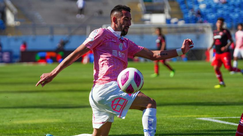 Mauricio Isla criticó el estado de la cancha: “Esperemos que esté mejor para el Clásico Universitario”