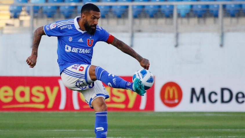 Hinchas de la U estallan contra Ronnie Fernández por cometer exceso de faltas en el clásico universitario