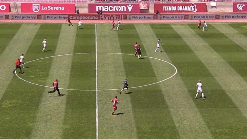 El nuevo ingreso a la cancha que marcó el triunfo de la U: niño entró al terreno para pedirle camiseta a Junior Fernandes
