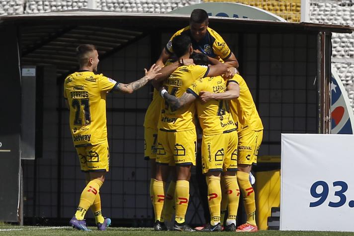 Sosa Sánchez y un golazo olímpico de Carvallo le dieron a Everton una goleada ante Palestino y escalar a zona de torneos internacionales
