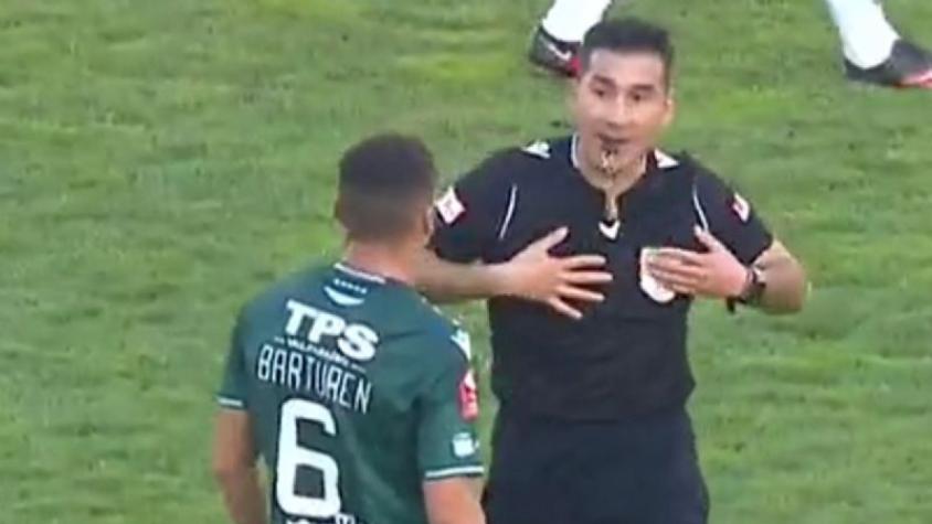 VIDEO | De no creer: Árbitro del fútbol chileno pierde sus tarjetas y se da cuenta en pleno cobro