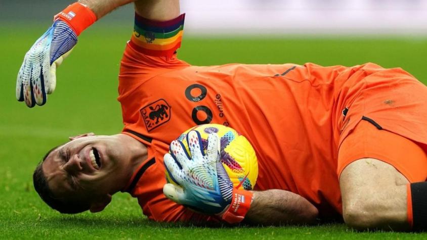 ¿Preocupación en Argentina? El Dibu Martínez salió lesionado a menos de un mes del Mundial
