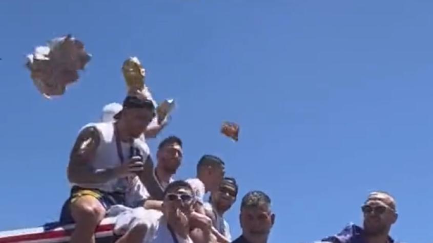 VIDEO | "Papu Noel": Alejandro Gómez regaló dinero a los hinchas durante la caravana de la Selección Argentina