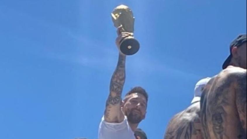 D10S: La foto iluminada de Lionel Messi con la Copa del Mundo que es furor en las redes