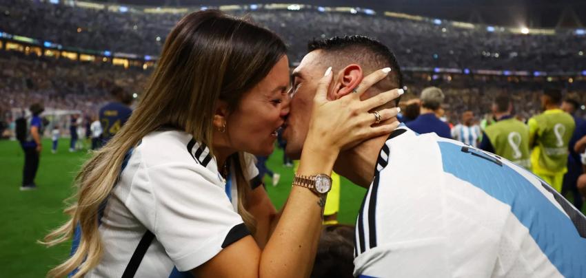 Ángel Di María junto a su esposa